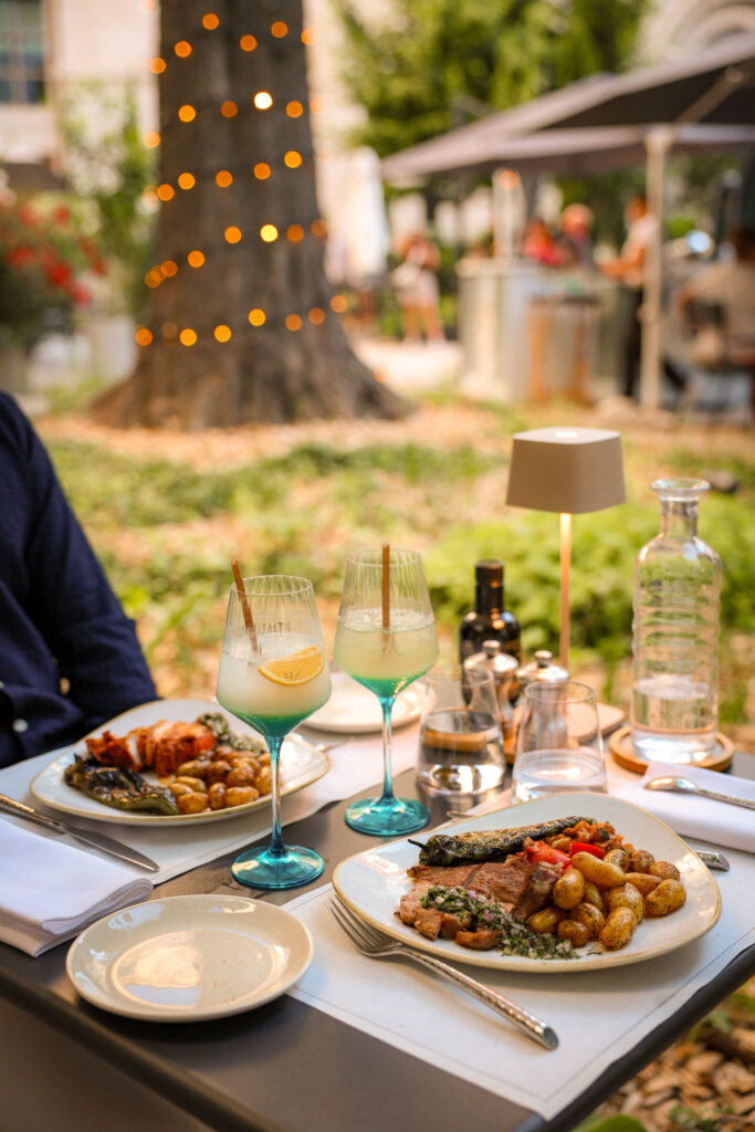 Cocktails signatures et dîner gastronomique servis en extérieur au centre de Lyon.