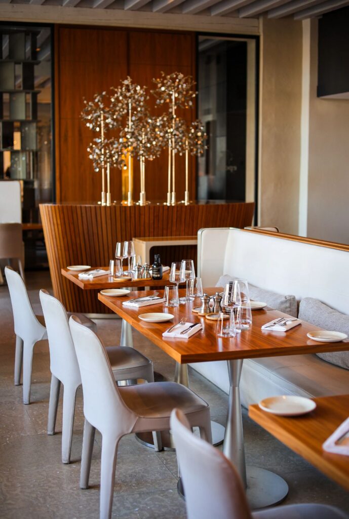 Table dressée avec soin pour le service du soir dans la salle élégante du restaurant.