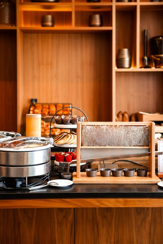 Buffet de desserts et miel frais en rayon au restaurant de l'InterContinental Lyon.