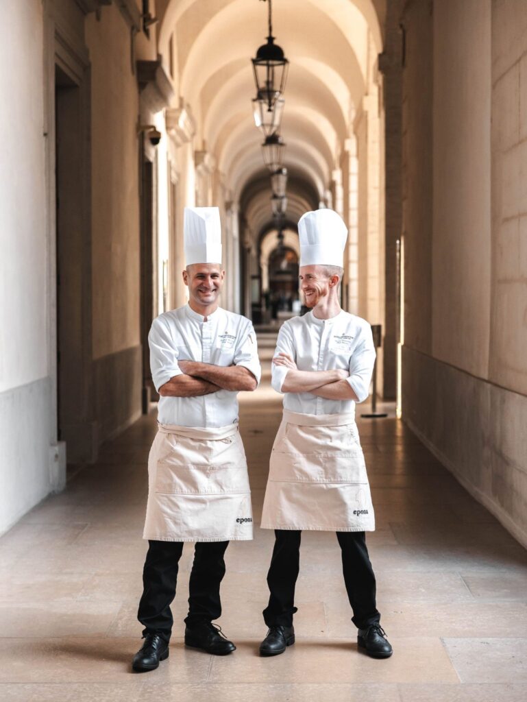 Le Chef Mathieu Charrois et son second posant sous les arcades historiques du Grand Hôtel-Dieu de Lyon.
