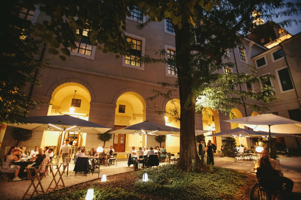 Vue nocturne de la terrasse Epona et de l'architecture illuminée de l'Hôtel-Dieu.