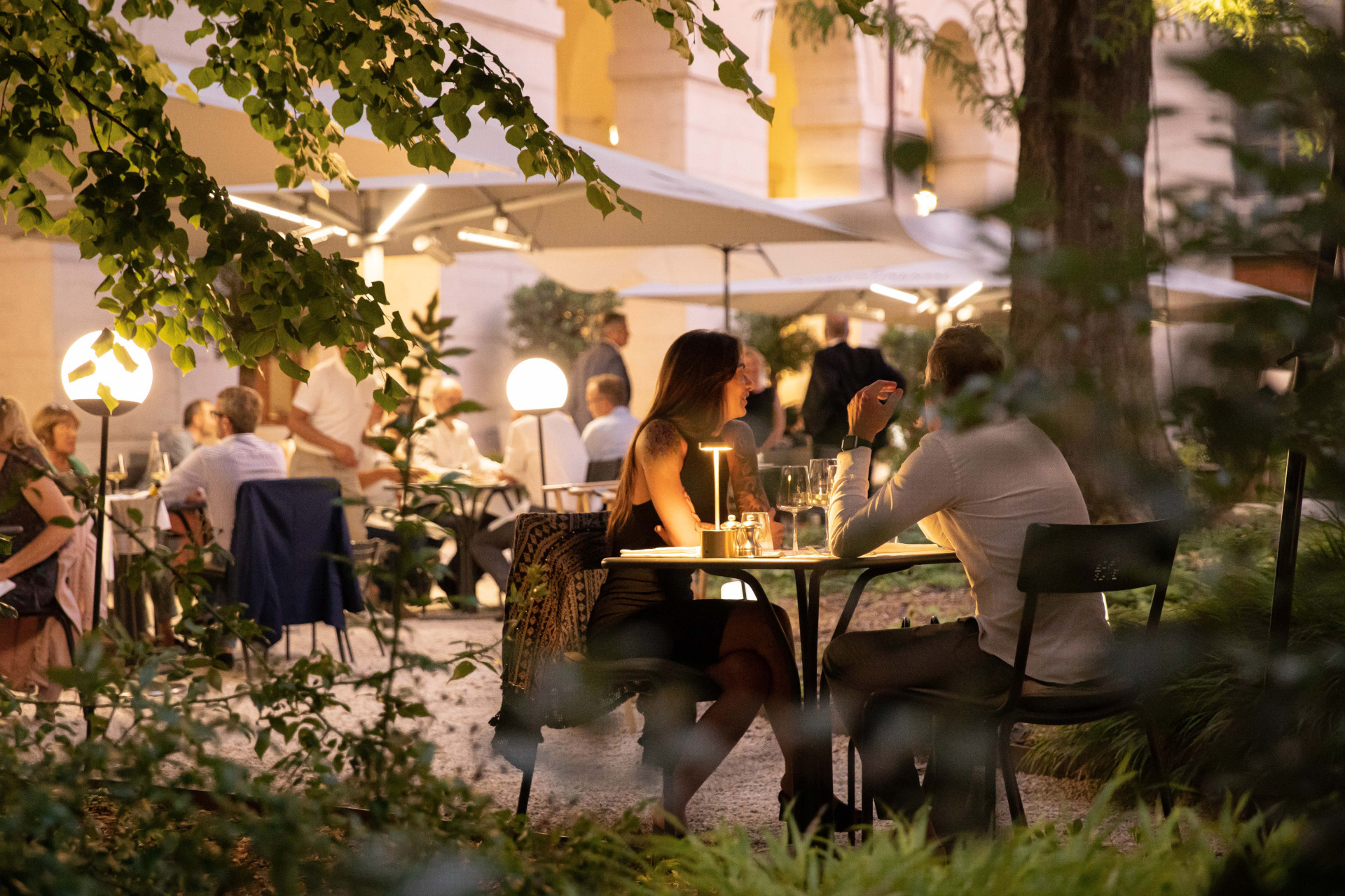 Dîner romantique en terrasse illuminée au restaurant Epona, Grand Hôtel-Dieu Lyon.