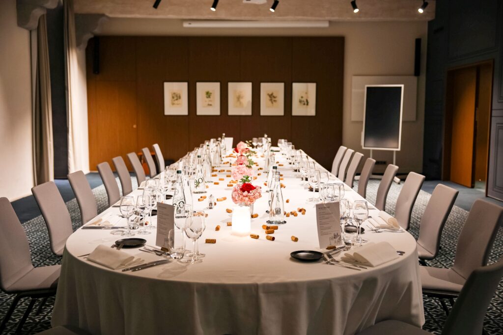 Salle de réception de l'Académie configurée pour un dîner de gala à Lyon.