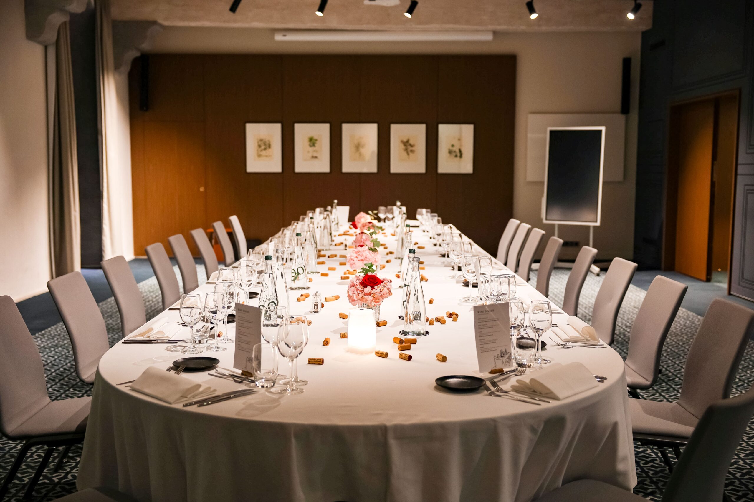 Grande table d'hôte dressée pour un Wine Dinner gastronomique à l'InterContinental Lyon.
