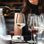 Dégustation de vin blanc au verre pour les soirées œnologiques du restaurant Epona.