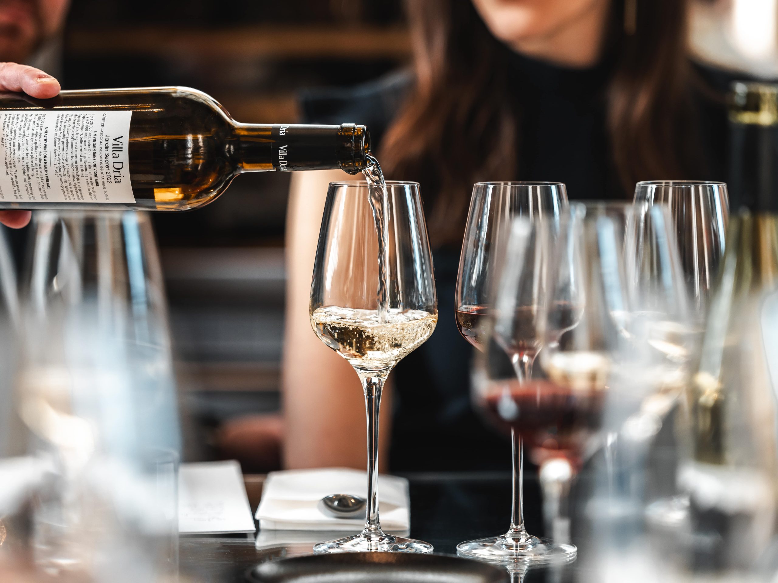 Dégustation de vin blanc au verre pour les soirées œnologiques du restaurant Epona.