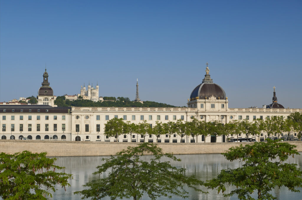 Informations pratiques et parkings conseillés pour le restaurant Epona au Grand Hôtel-Dieu Lyon.